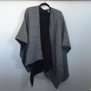 Apt. 9 Poncho Wrap-black and white